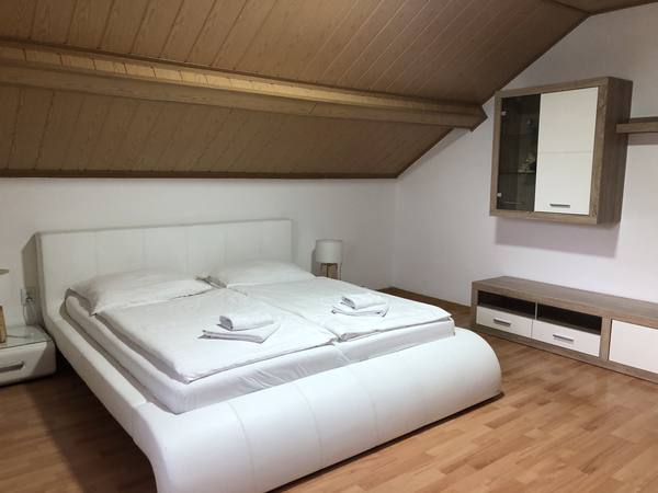 Ložnice apartmánu s manželskou postelí