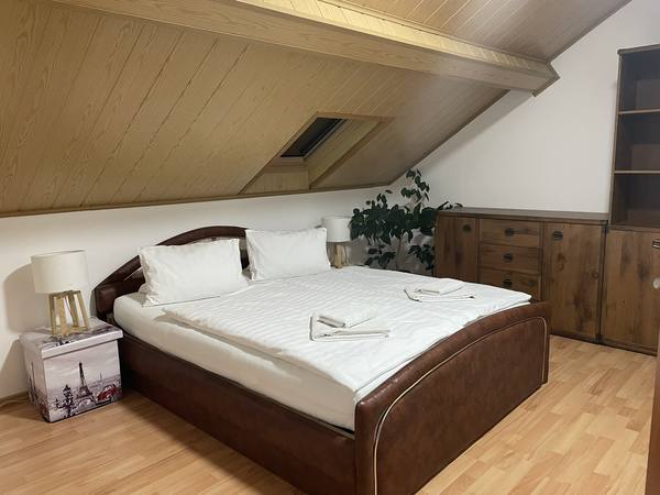 Ložnice apartmánu s manželskou postelí
