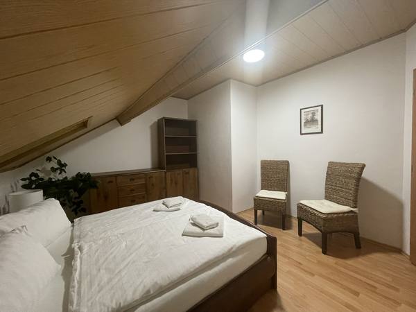 Ložnice apartmánu s manželskou postelí