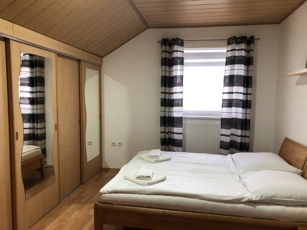 Ložnice apartmánu s manželskou postelí